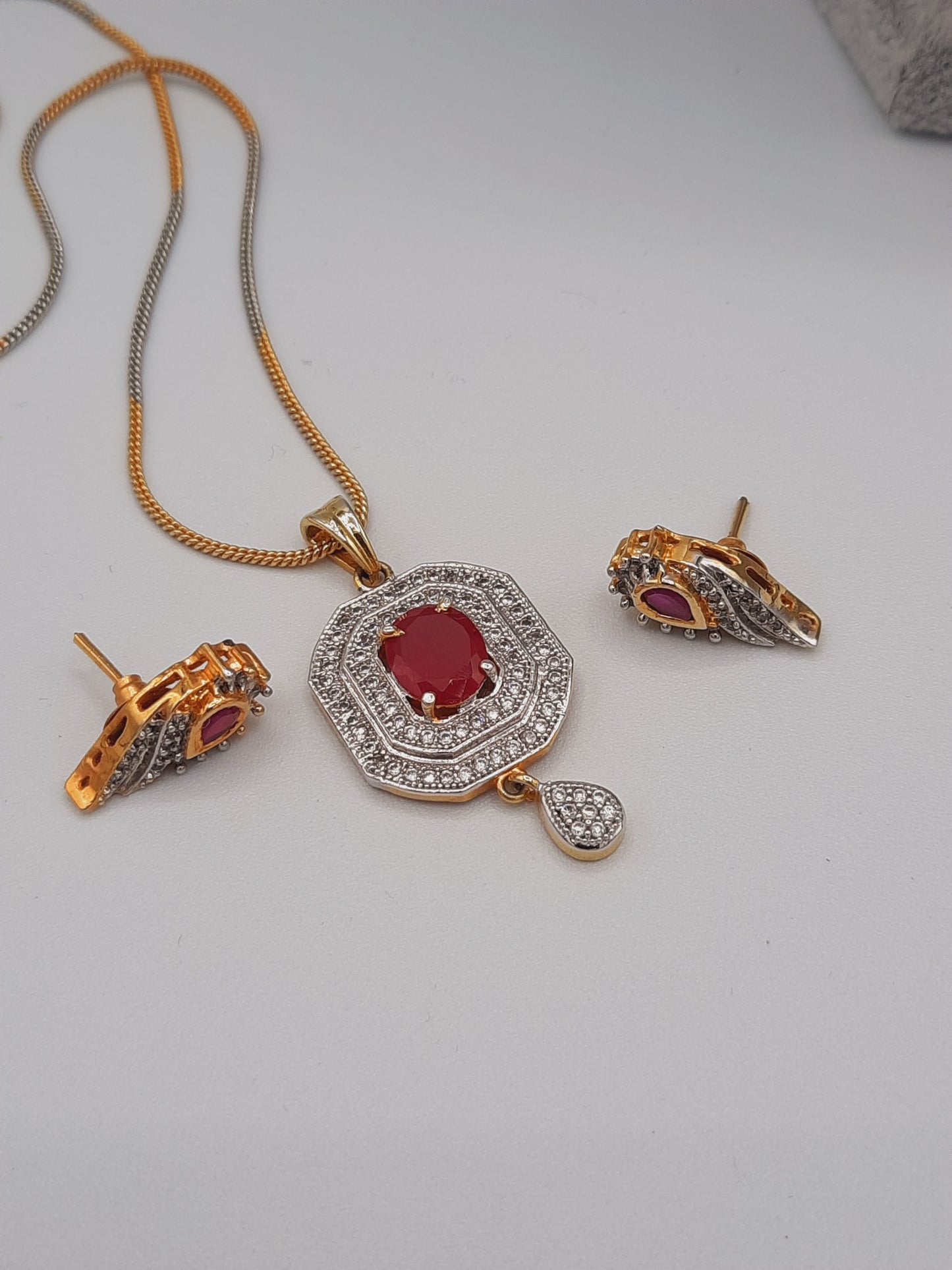 Magnifique arrangement de perles blanches pour boucles d'oreilles rondes et collier inspiré du tournesol
