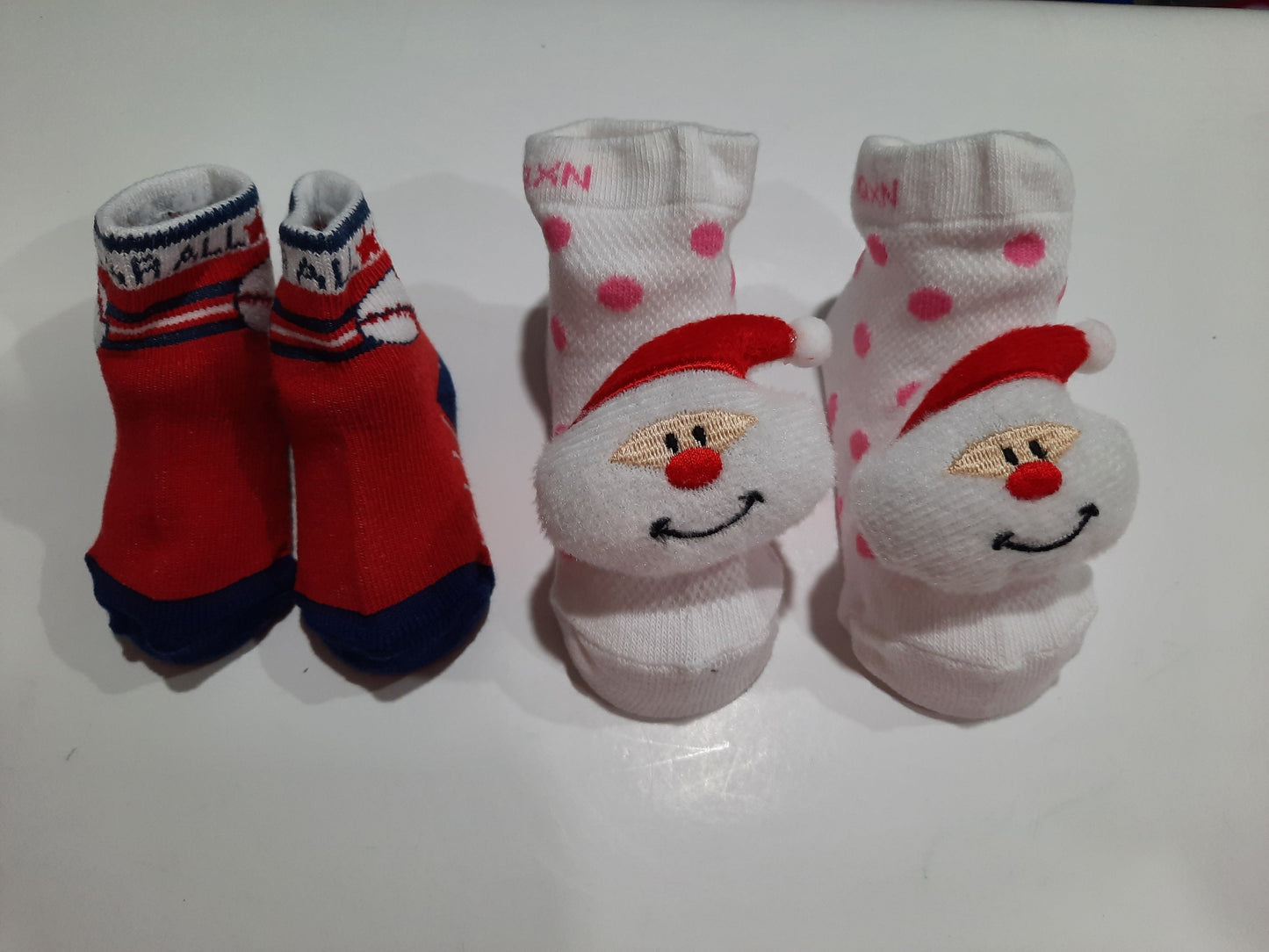 Chaussons-chaussettes en peluche pour nouveau-nés de la naissance à 1 an Chaussettes antidérapantes en coton Motif poupée de dessin animé Chaussettes pour bébés à la mode Bottes douces et mignonnes pour filles et garçons Vêtements pour bébés