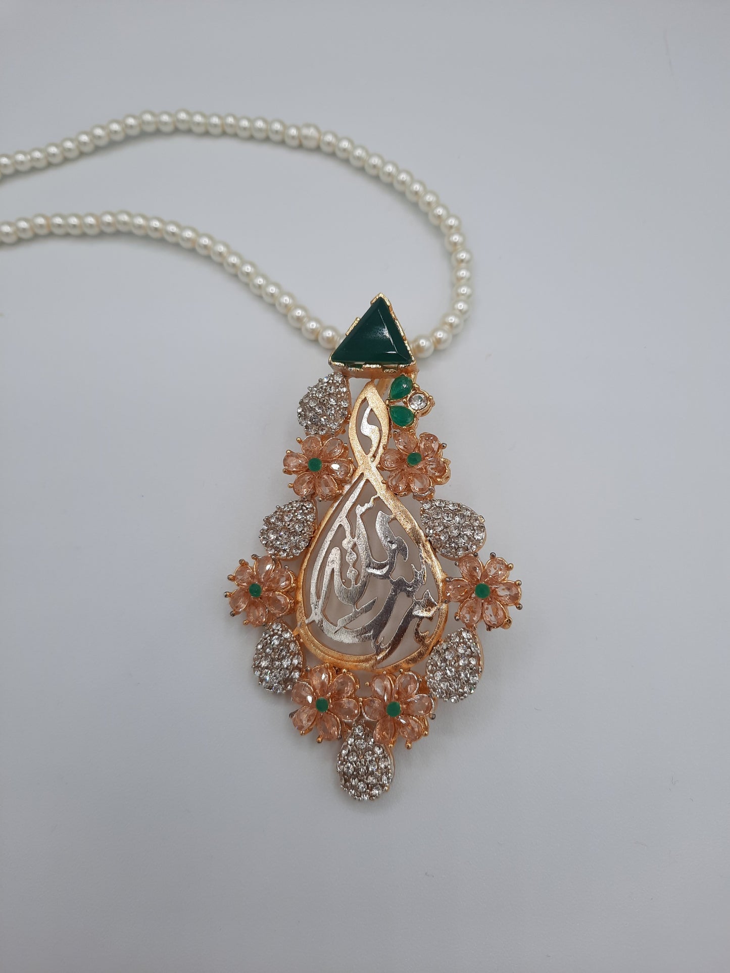 Pendentif calligraphique en forme de larme avec le nom d'Allah et collier de perles