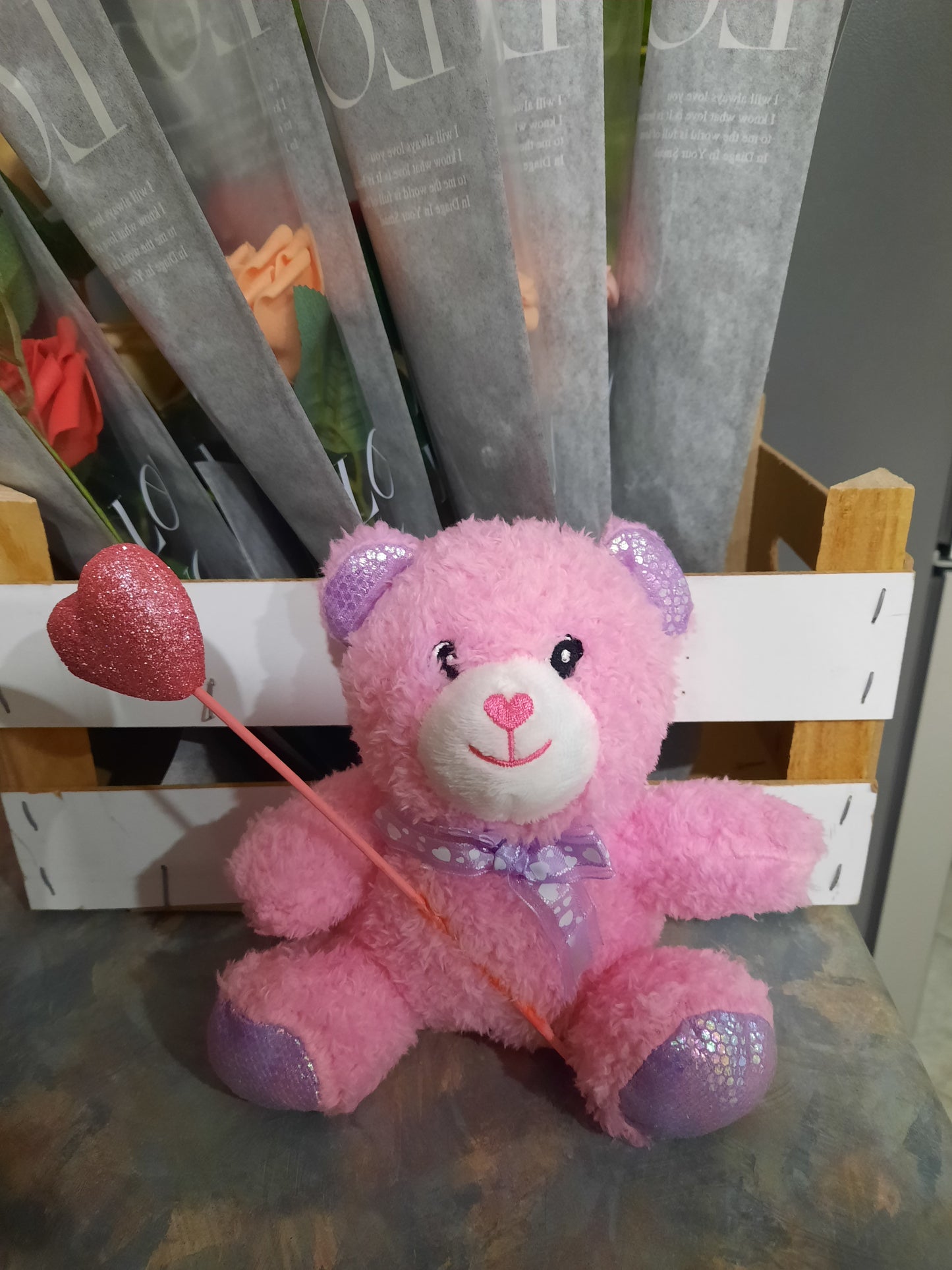 Ours en peluche tenant un cœur dans la main, symbole d'amour
