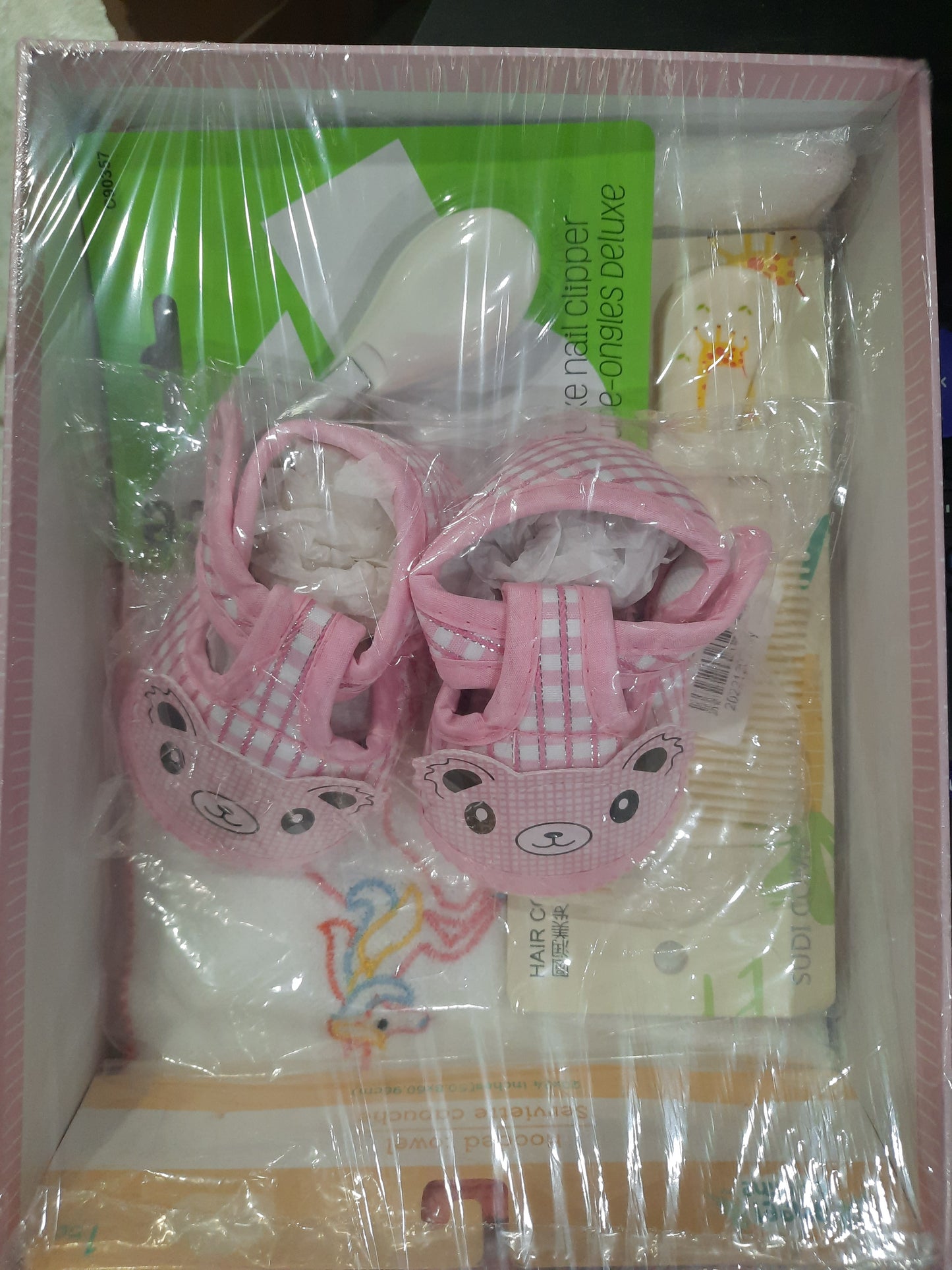 Coffrets cadeaux avec d'adorables articles pour bébé en signe d'amour