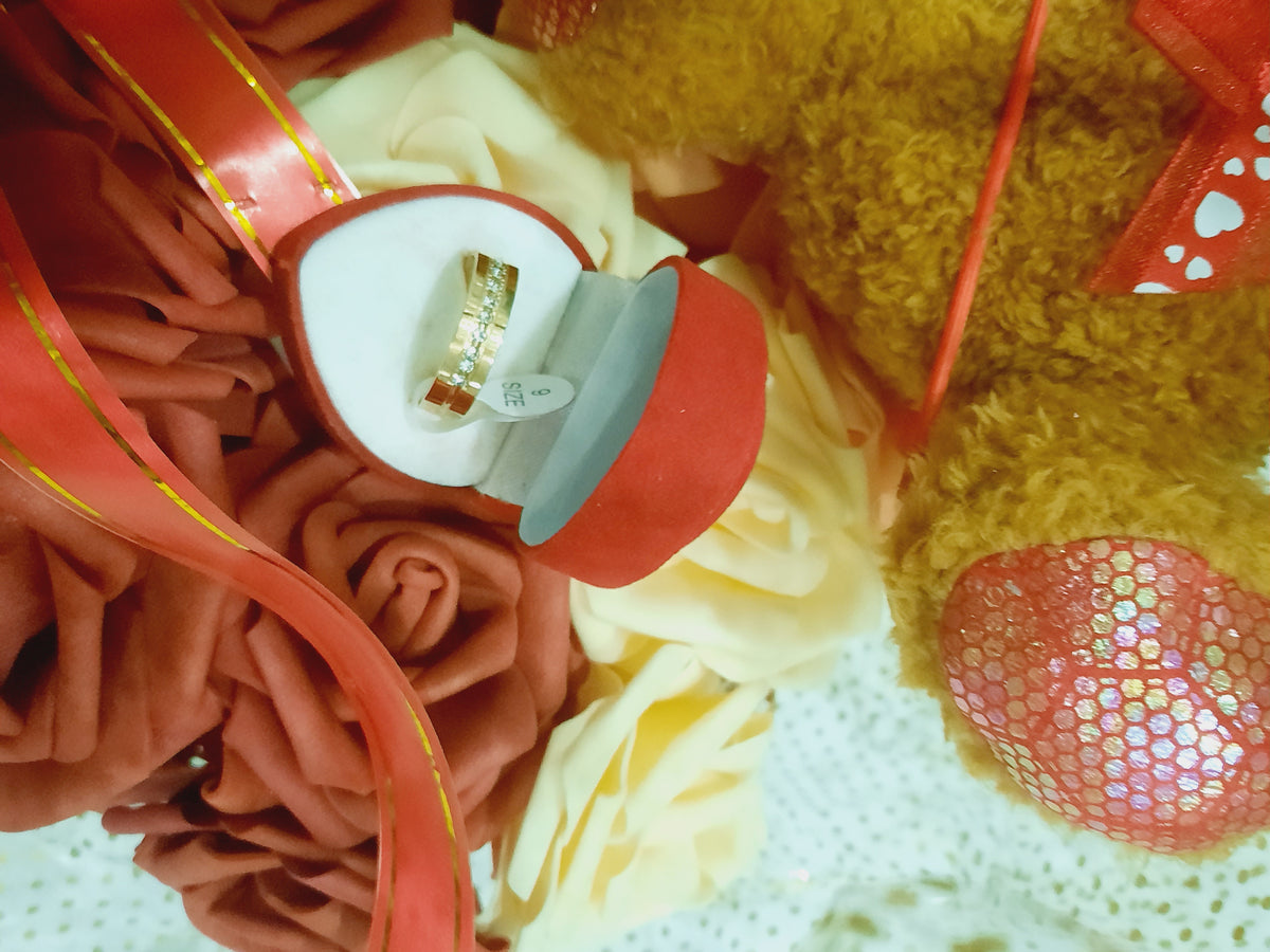 Gift basket with a ring and roses for proposing your loved ones