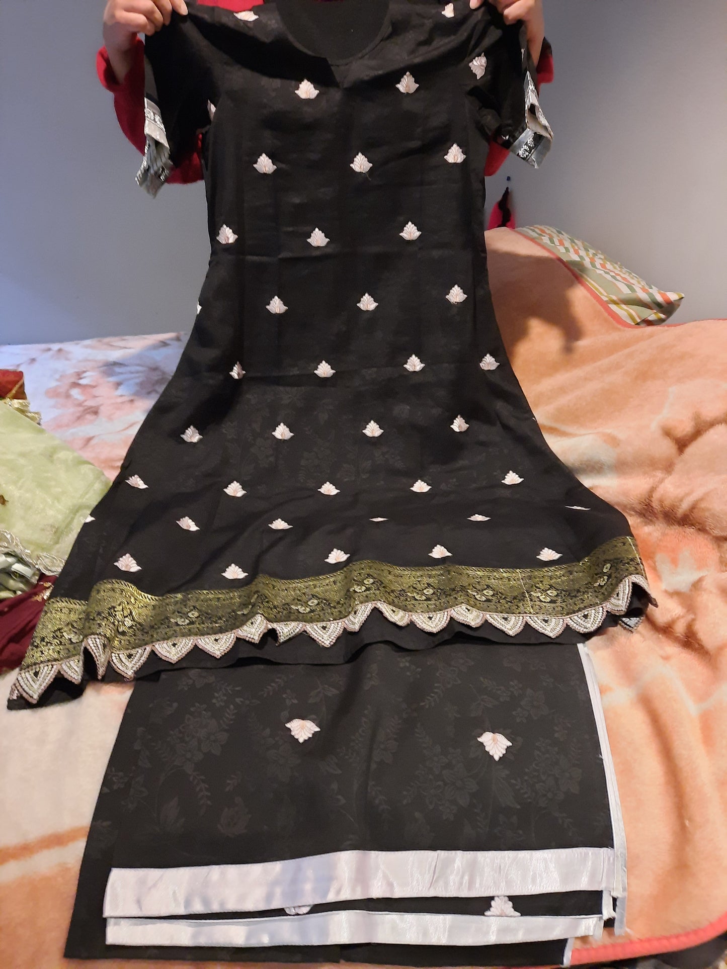 Robe en coton de soie noire brodée cousue sur coton imprimé en ton sur ton