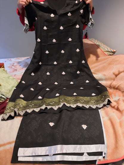 Robe en coton de soie noire brodée cousue sur coton imprimé en ton sur ton