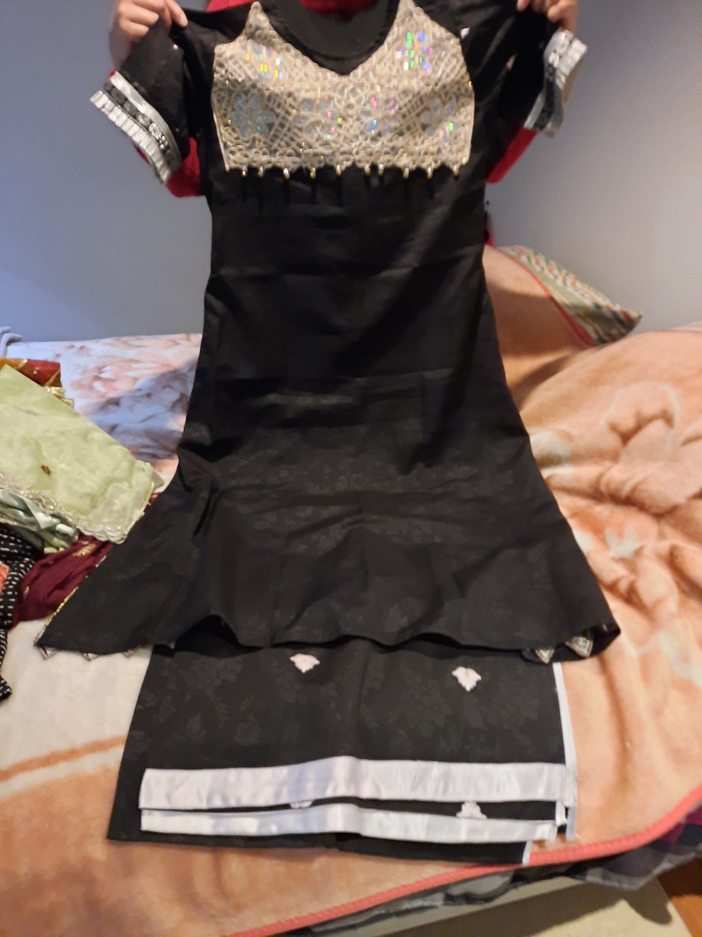 Robe en coton de soie noire brodée cousue sur coton imprimé en ton sur ton