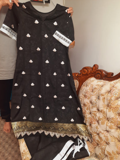 Robe en coton de soie noire brodée cousue sur coton imprimé en ton sur ton