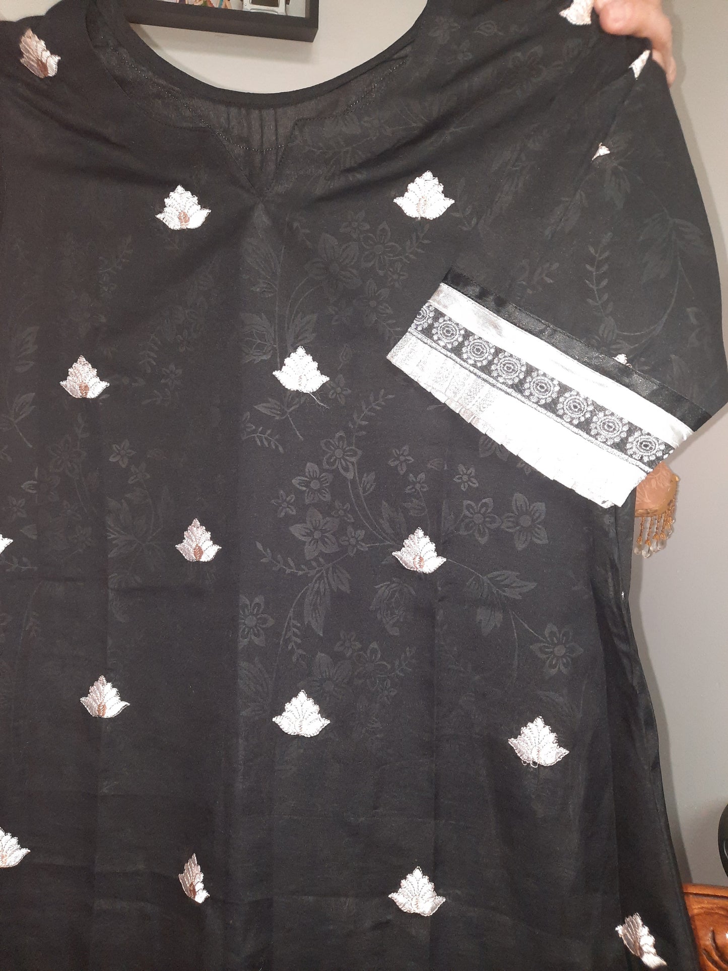 Robe en coton de soie noire brodée cousue sur coton imprimé en ton sur ton