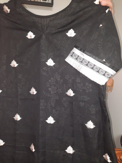 Robe en coton de soie noire brodée cousue sur coton imprimé en ton sur ton