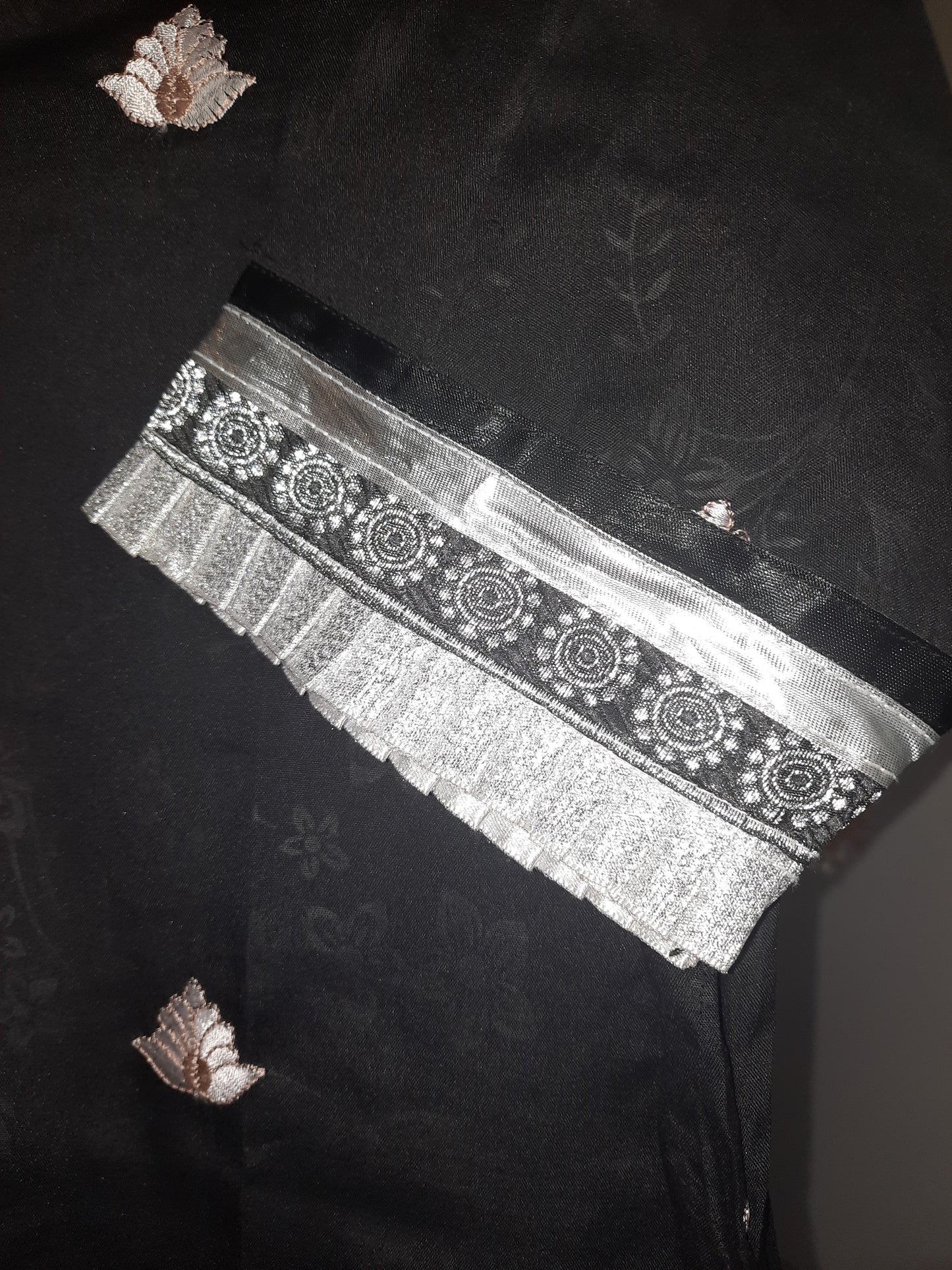 Robe en coton de soie noire brodée cousue sur coton imprimé en ton sur ton