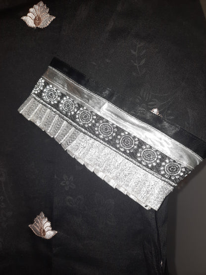 Robe en coton de soie noire brodée cousue sur coton imprimé en ton sur ton