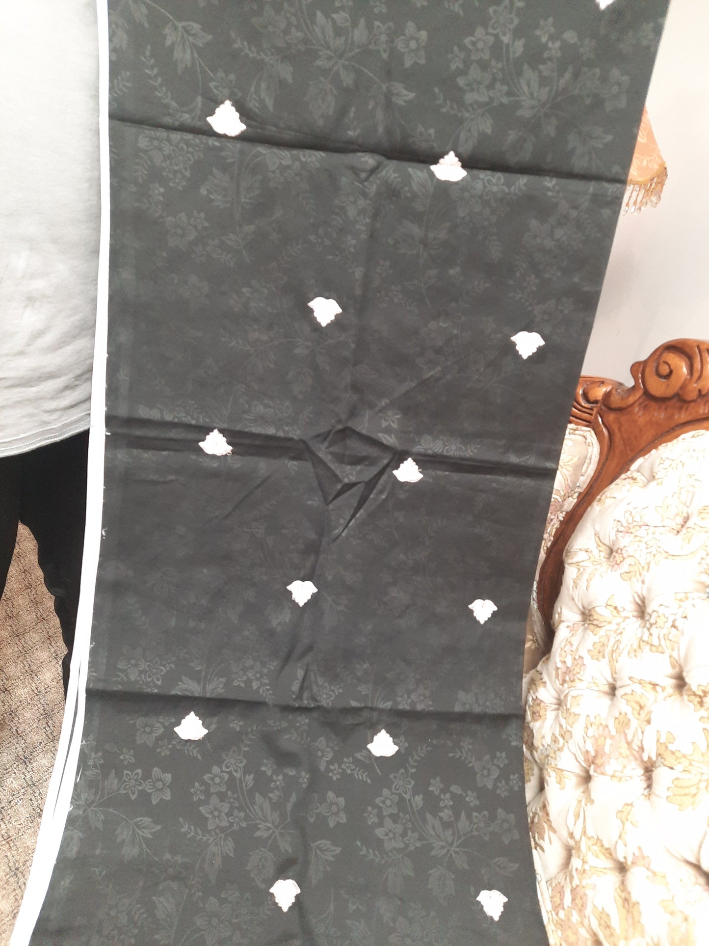 Robe en coton de soie noire brodée cousue sur coton imprimé en ton sur ton