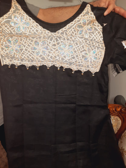 Robe en coton de soie noire brodée cousue sur coton imprimé en ton sur ton